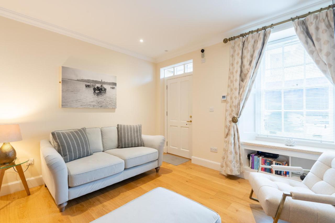 138 North Street - Luxury 2 Bed 2 Bath With Secret Garden, Summerhouse, Putting Green เซนต์แอนดรูว์ ภายนอก รูปภาพ