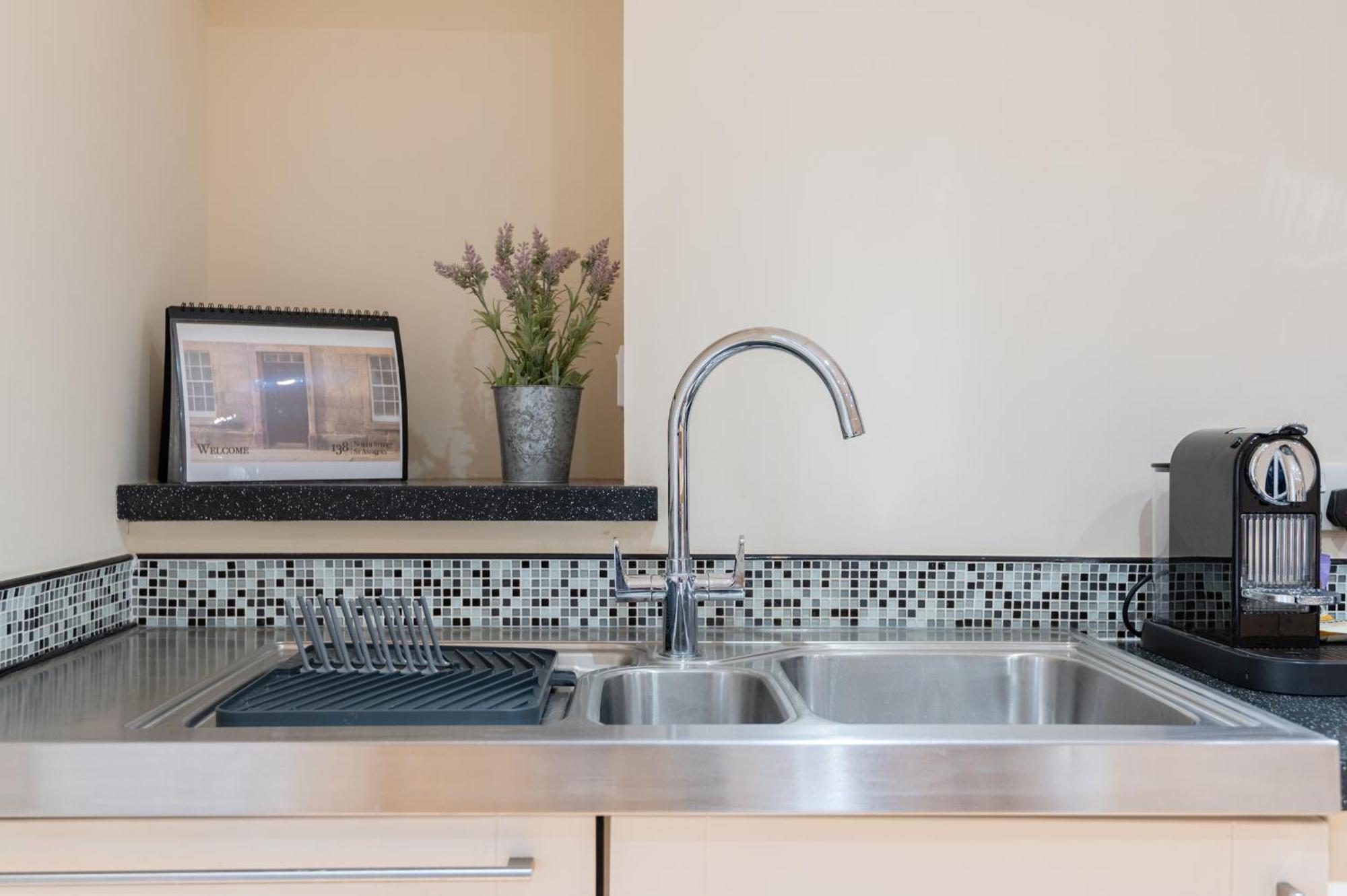 138 North Street - Luxury 2 Bed 2 Bath With Secret Garden, Summerhouse, Putting Green เซนต์แอนดรูว์ ภายนอก รูปภาพ
